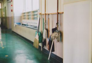 廊下にお掃除道具
